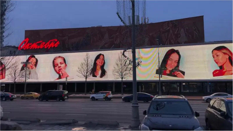 Campaign on a large-format screen